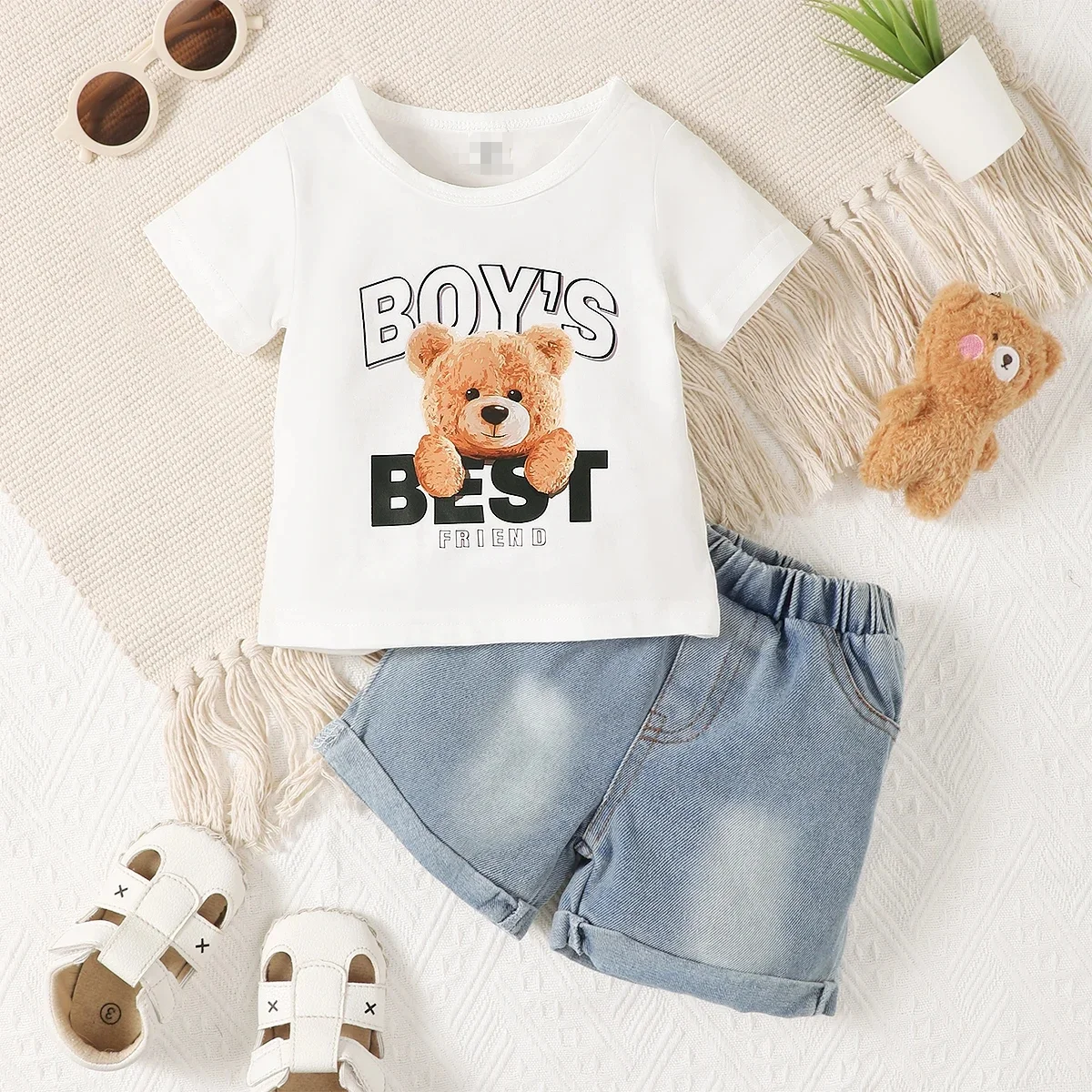 Zweiteiliges Set aus einem süßen T-Shirt mit Rundhalsausschnitt und kurzen Ärmeln in Khaki mit einem kleinen Bärenmuster und einer blauen Jeansshorts für Babys. – Detail 2
