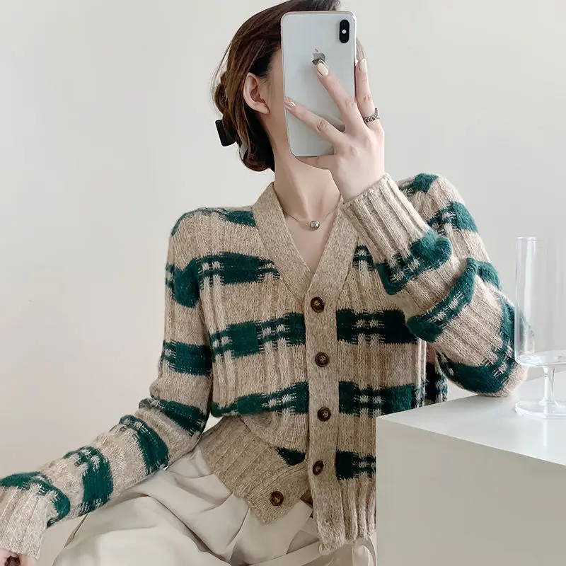 2025 가을 신상 레트로 브이넥 스트라이프 컬러 블록 니트 스웨터 코트 여성용 숏 디자인 탑