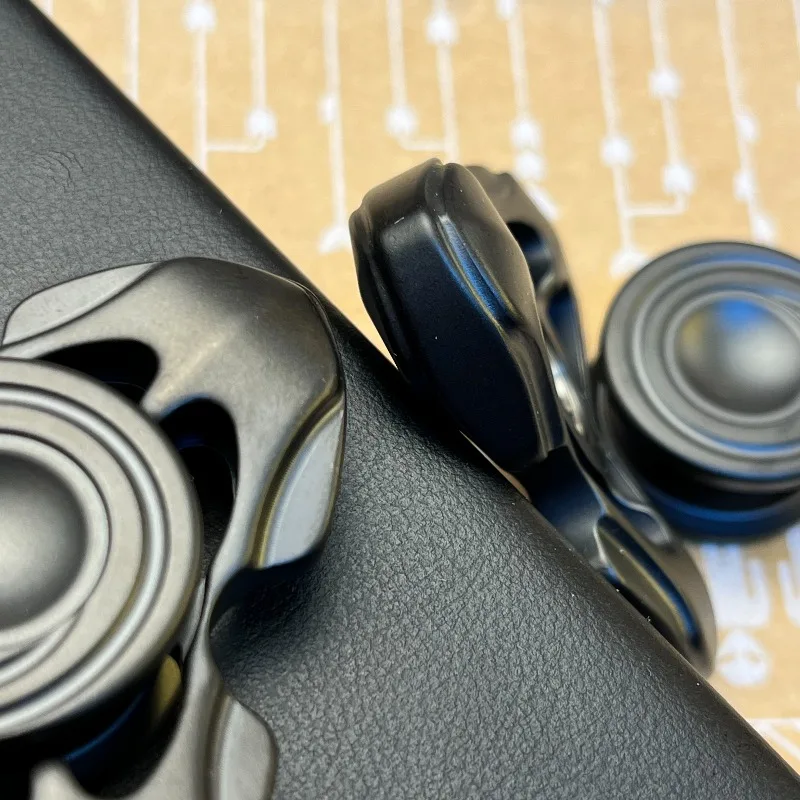 Ranger EDC Dreiseitiger Edelstahl, schwarz plattiert, mechanisches Fidget Spinner aus Metall, Dekompressionsspielzeug