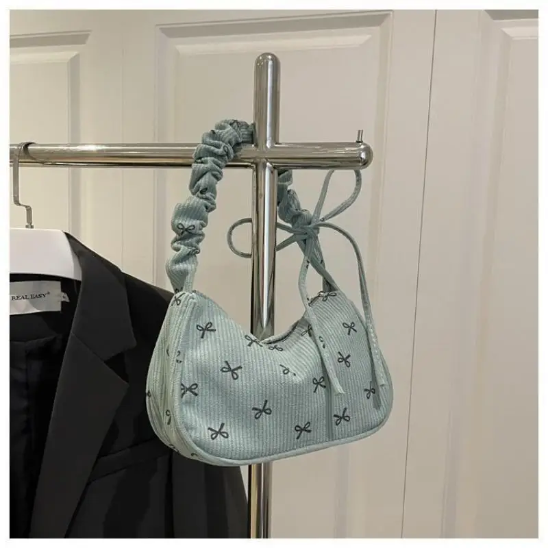 Niedliche Cordtasche mit Schleifendruck und gerafftem Riemen in verschiedenen Farben für den täglichen Gebrauch, Einkäufe und Arbeit. – Detail 4
