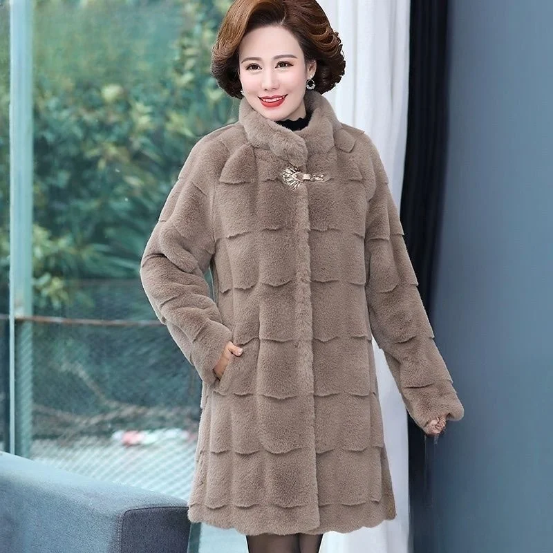 A medium-length mixed fur thick coat with large size in the old women's