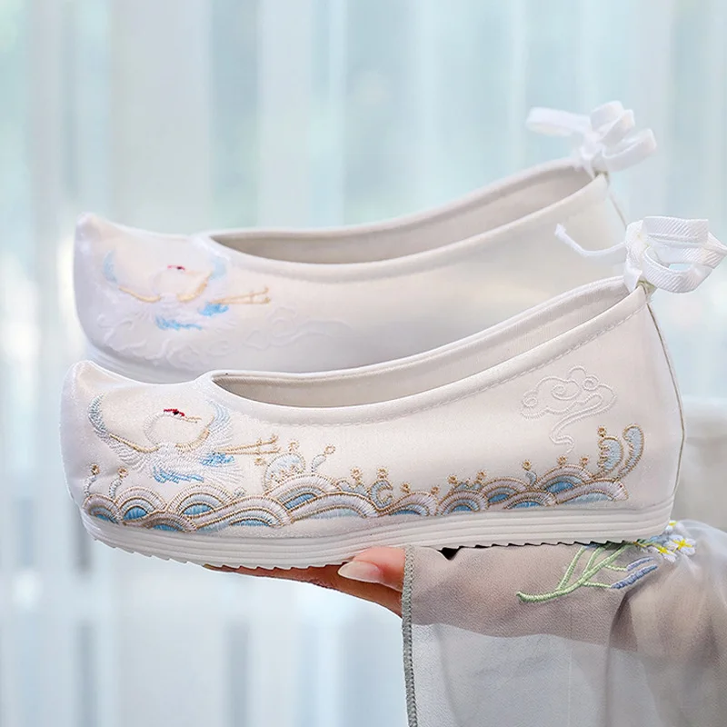 

2026 женские белые, синие туфли Hanfu с волнистой вышивкой журавля, туфли на плоской подошве в китайском стиле для женщин, летние элегантные повседневные туфли Q-253