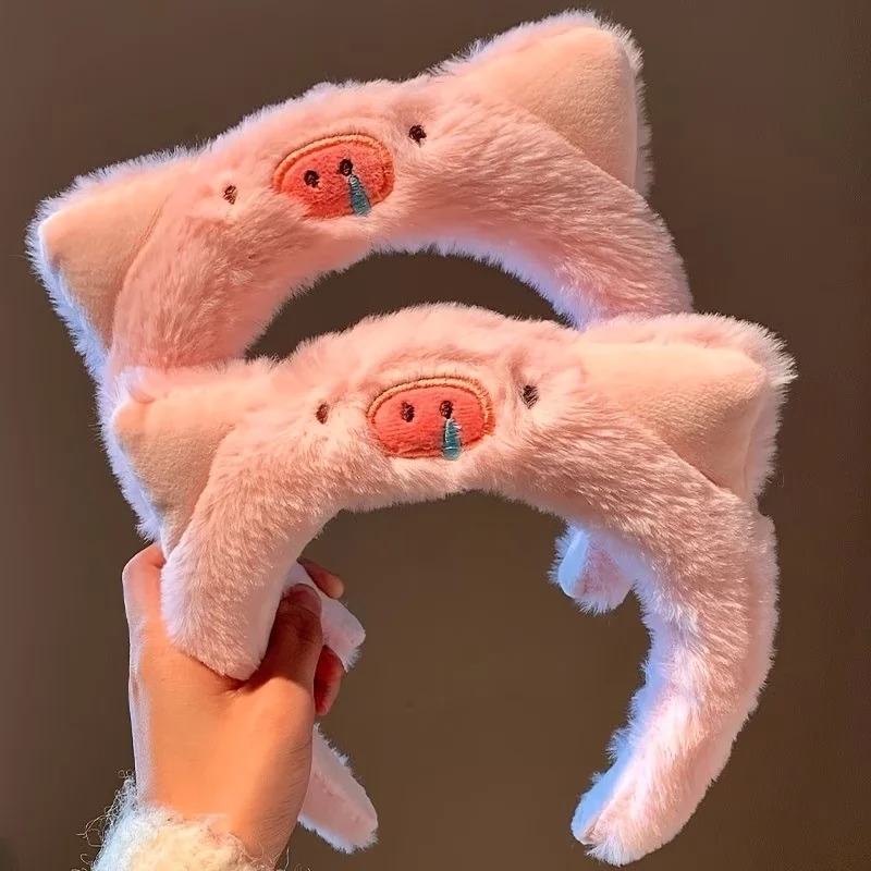 

The cute pink plush hair band, shaped like a little pig, is perfect for washing your face and applying makeup.