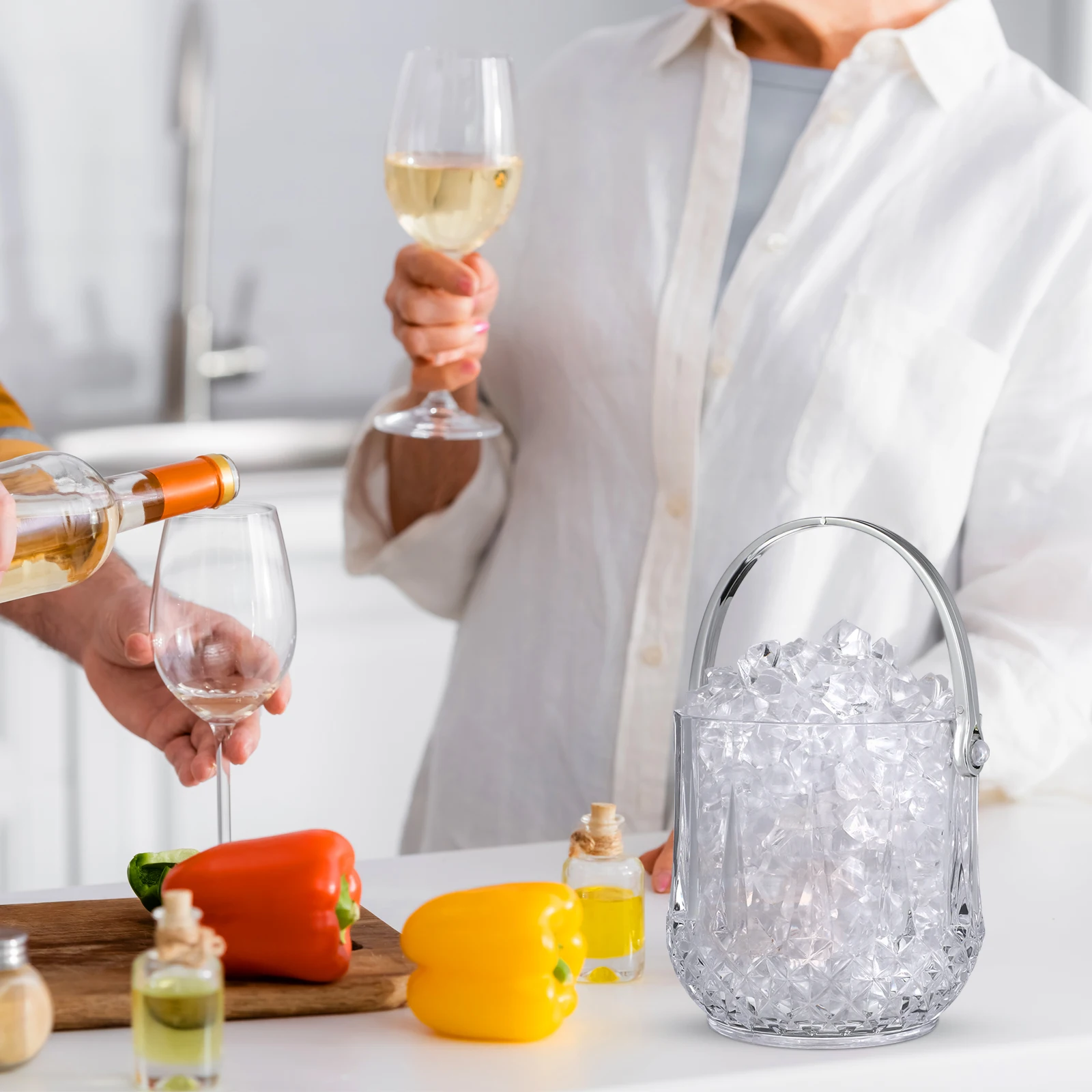 

2pcs Ice Set Clear Plastic Portable Cocktail Clip Storage Cooler Container Kitchen Ice Cube Clip Bar