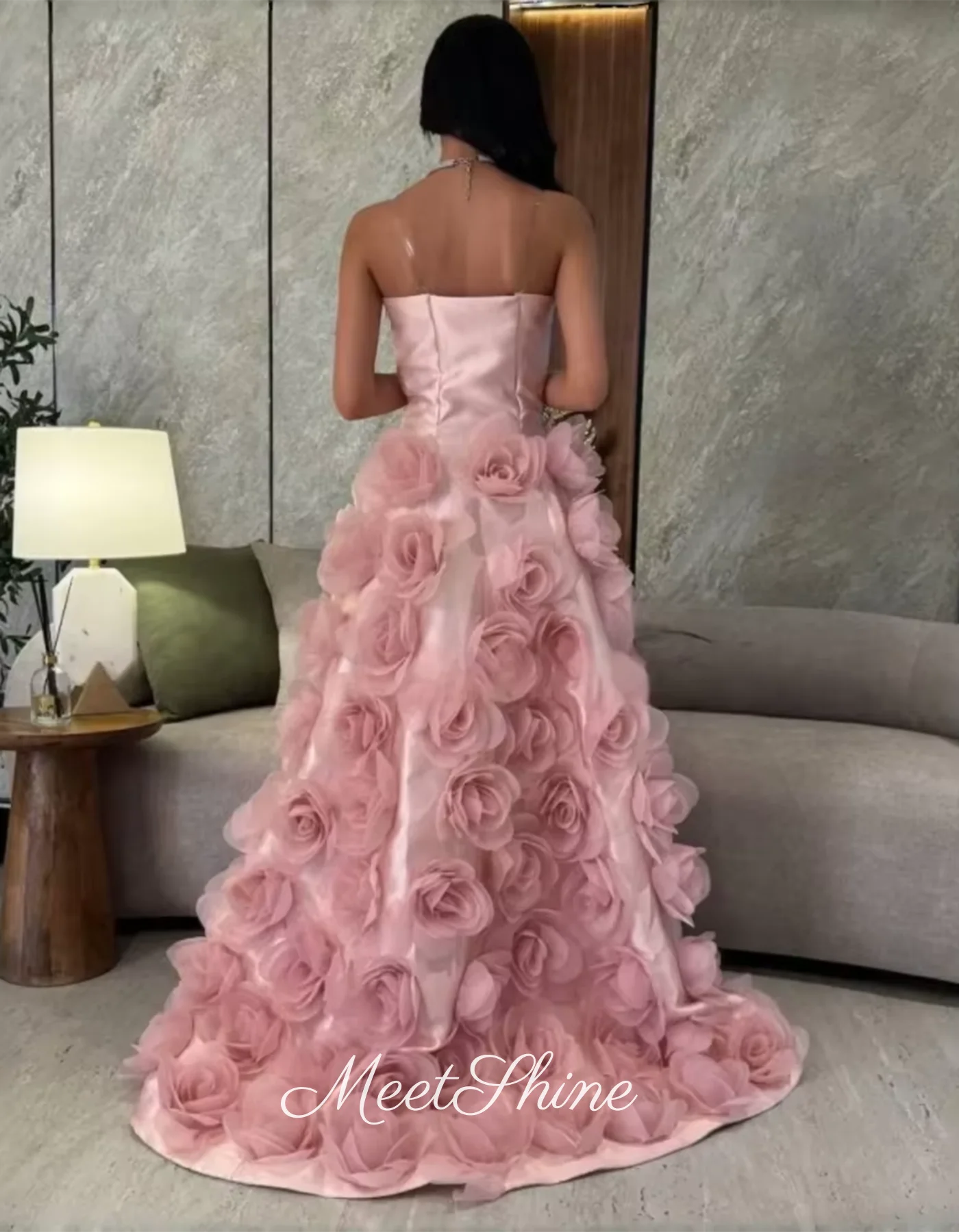 فستان حفلة موسيقية مزين بالزهور الوردية بدون حمالات بطول الأرض فستان سهرة مخصص بدون أكمام مناسبة رسمية 2025