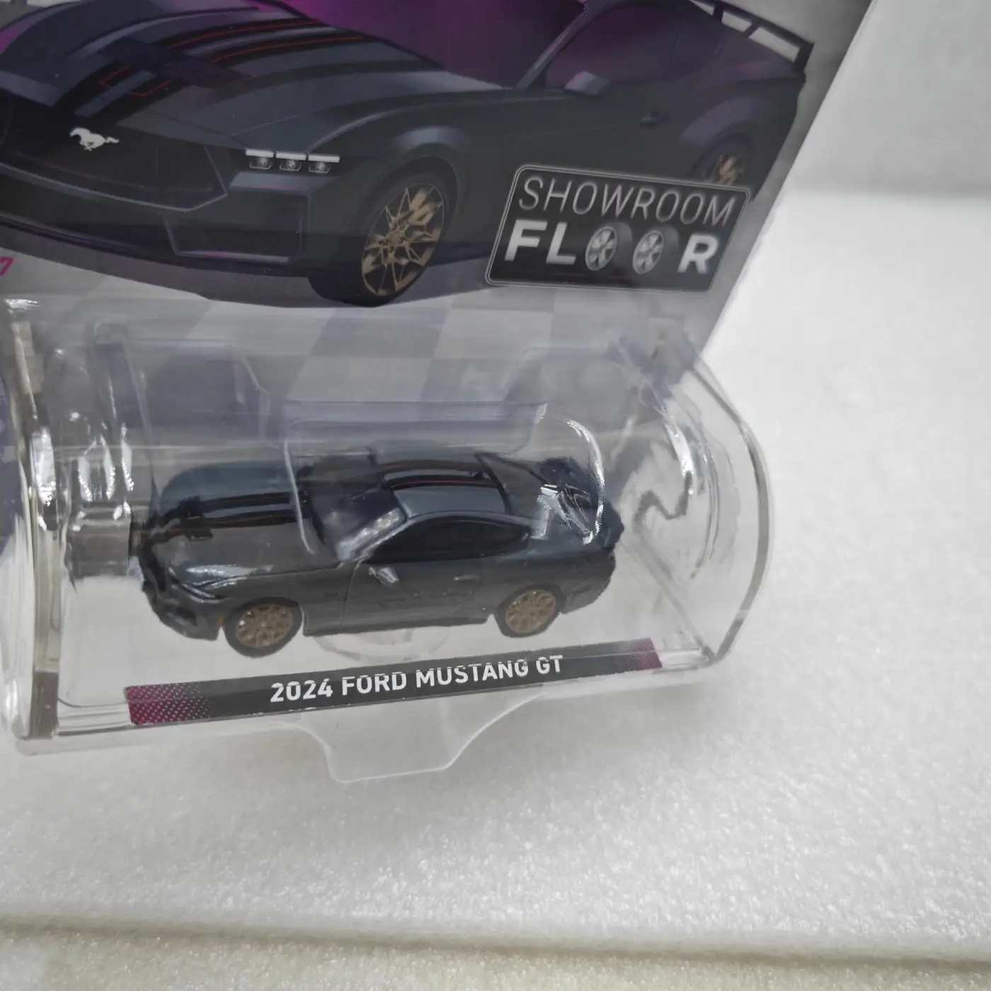 Greenlight 1:64 Showroom Floor Series 7 - 2024 Ford Mustang GT - رمادي داكن مع قاعدة صندوق العرض