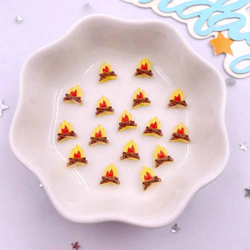 100 stks Hars Mini Kleurrijke Kerstman Sneeuwpop Kerstboom Herten Heilig Vuur Plat Nagels Art Decor DIY Plakboek Accessoires