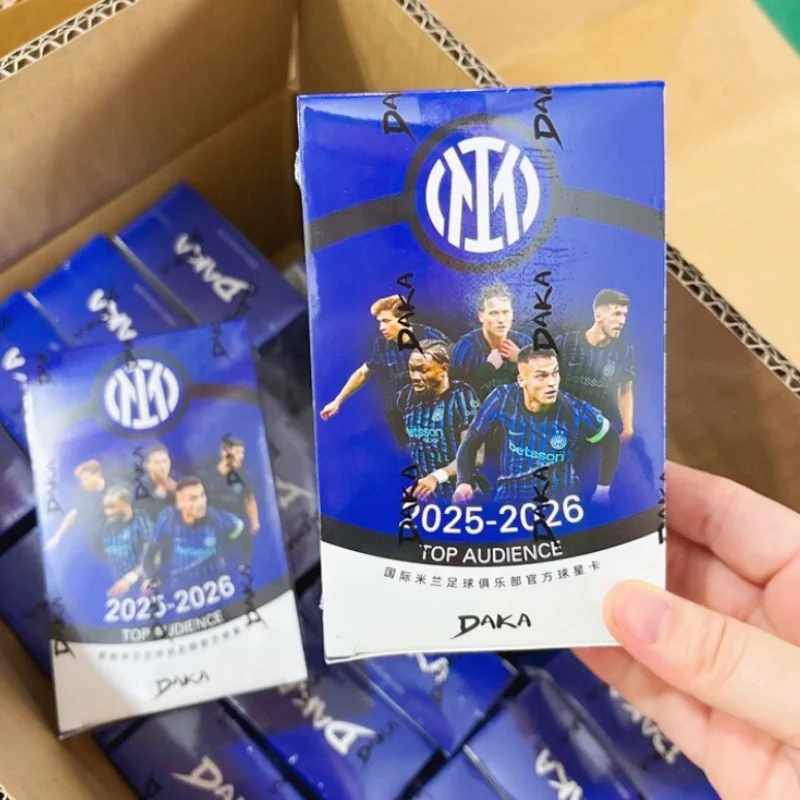 Tarjetas Coleccionables Hot Daka 2025-2026: Edición Especial para Fanáticos del Fútbol - Manchester, Cuty, Juventus, AC Milan, Inter de Milán - Caja Oficial de Estrellas del Fútbol