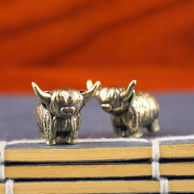 Hot Mini Retro Brass Wall Highland Cattle Sculpture Hand Toy Gift Keychain Ornament Home Office Desk Decorative Ornament
