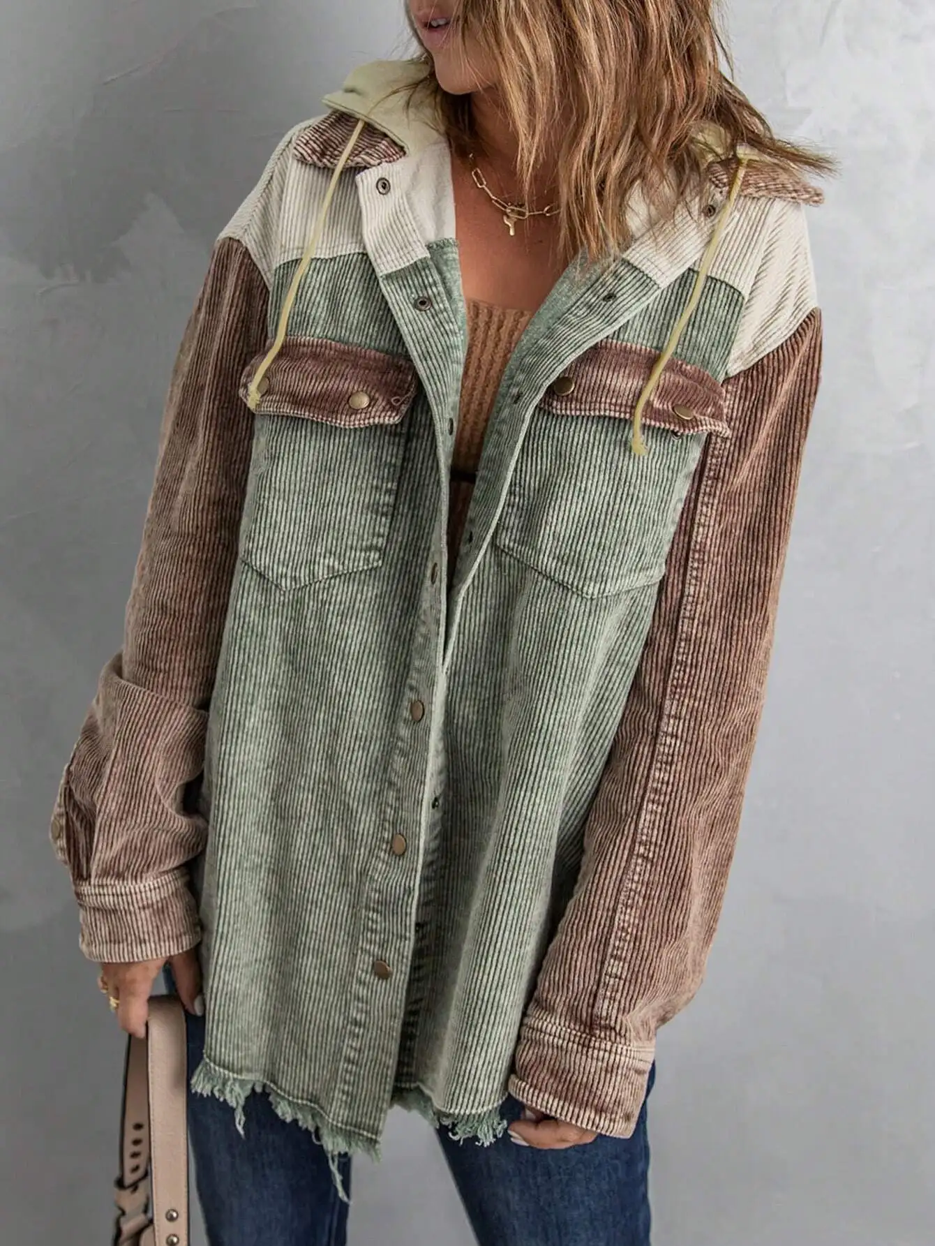 

Женская вельветовая куртка с капюшоном, цветными блоками, спущенным плечом и накладными карманами