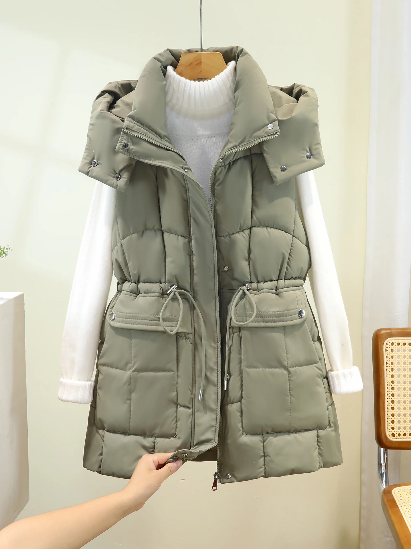 سترة نسائية من القطن لخريف وشتاء جديد 2025 ملابس خارجية أوروبية بقلنسوة متوسطة الطول وخصر مقصوص وسادة كتف