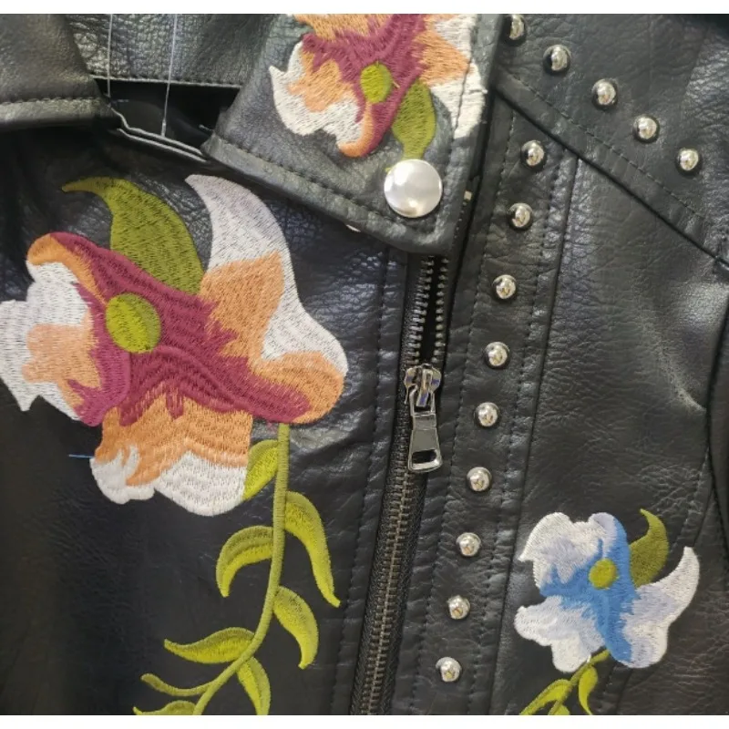 الربيع والخريف نمط جديد سترة جلدية التطريز المسامير سحابات دراجة نارية بولي PU معطف سليم وقصير مطرز التجارة الخارجية