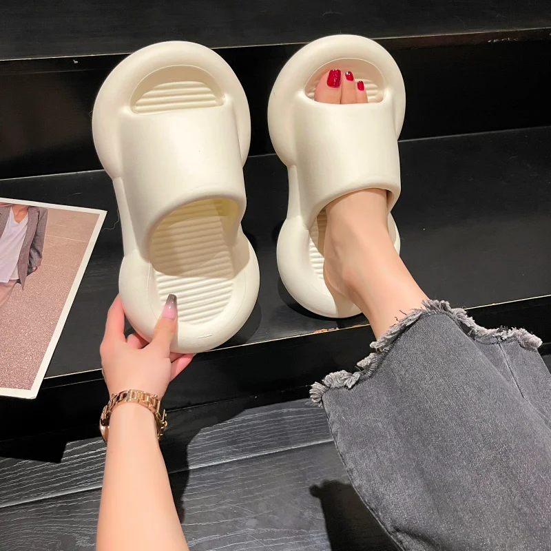 Soft Slip-on Slippers Women New Summer Shoes Women Beach Slides Women Wearable Flat Shoes Sweet Platform Shit-stepping Sense