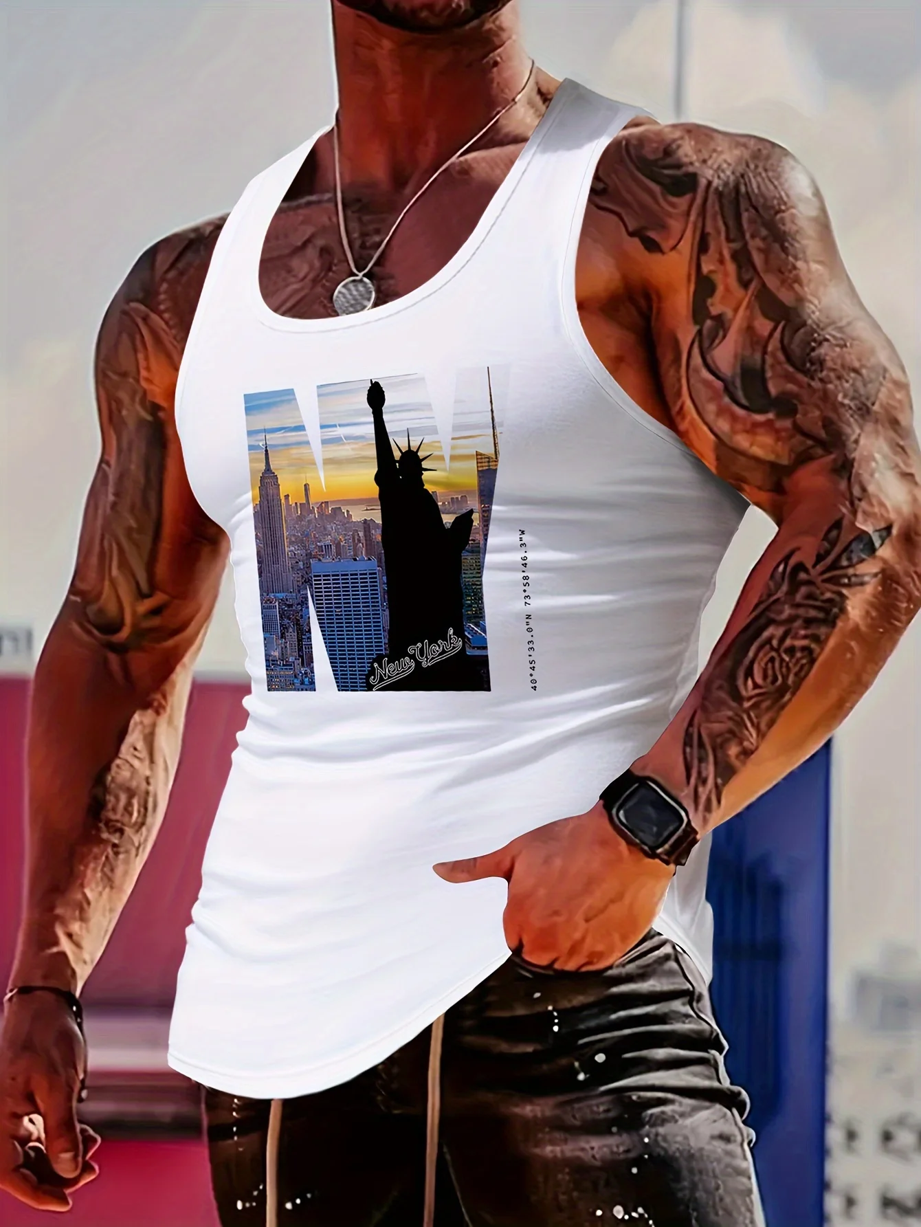 

Мужская модная облегающая майка с узкими бретелями и буквенным принтом.