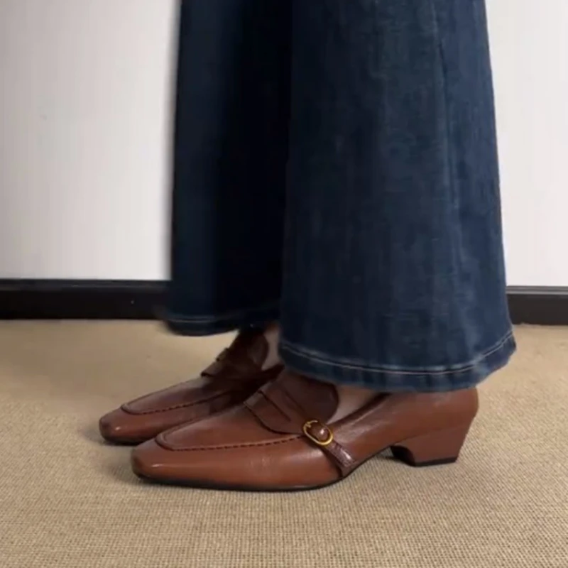 Damen Vintage Loafer mit eckiger Zehenpartie, glatte, matte Pumps mit niedrigem Blockabsatz, Büro-Slipper, Freizeitschuhe mit Schnallenriemen, Retro-Alltagsschuhe – Detail 5