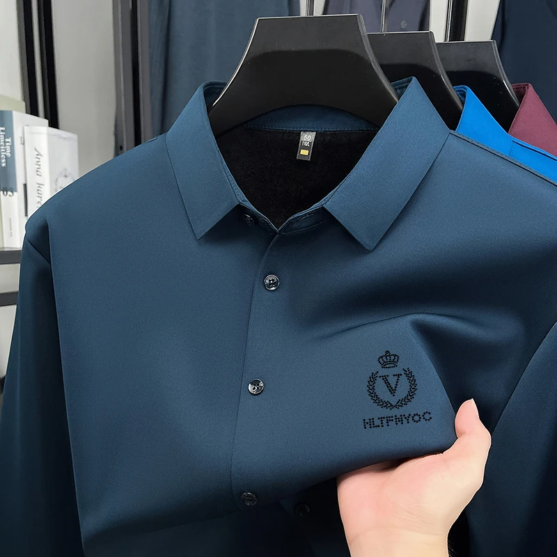 Camisa de manga larga para hombre, Tops de moda de ocio de estilo británico con forro polar y botones de solapa gruesos sin costuras con estampado de letras para invierno