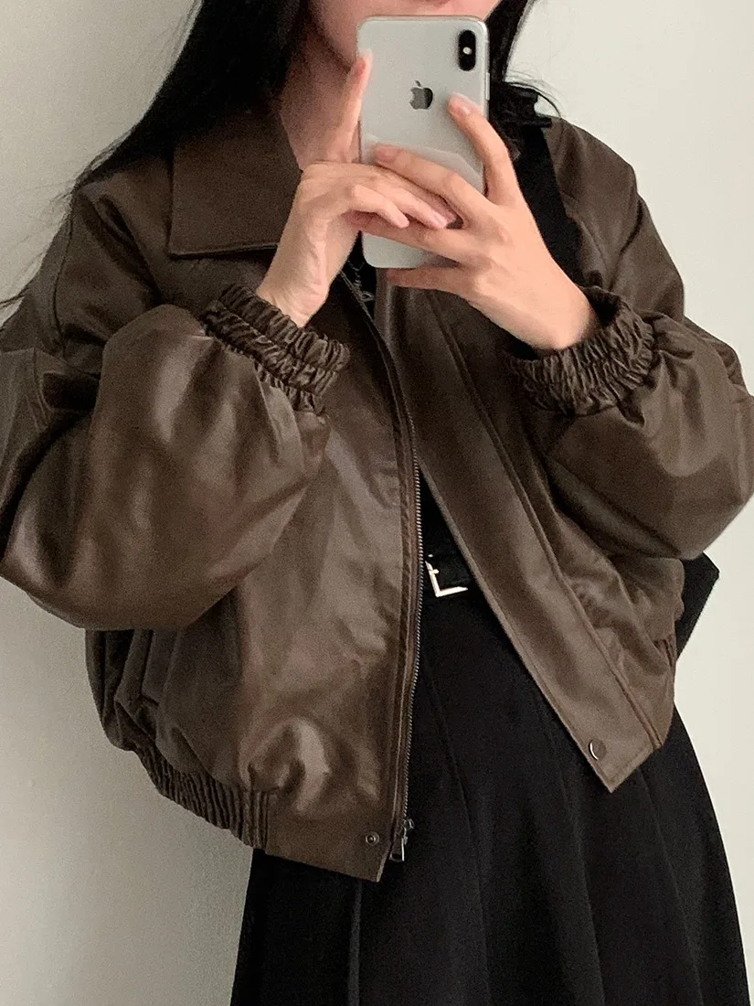 เสื้อแจ็คเก็ตหนังเทียมบุขนสำหรับฤดูใบไม้ร่วงและฤดูหนาว ดีไซน์คอปกซิป แขนยาว ทรงหลวม สไตล์อเนกประสงค์ เหมาะสำหรับใส่ทำงาน...