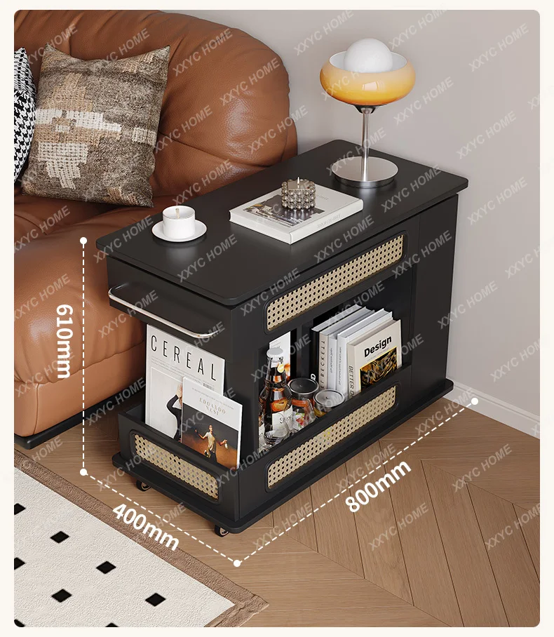 A mesa de centro francesa retrô com borda de vime pode ser movida e levantada