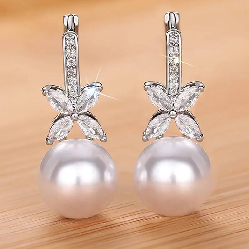 Huitan Charmante Blumen-CZ-Design-Ohrringe für Damen mit Imitationsperlen, für Hochzeit, Verlobung, vielseitiges Zubehör, trendiger Schmuck