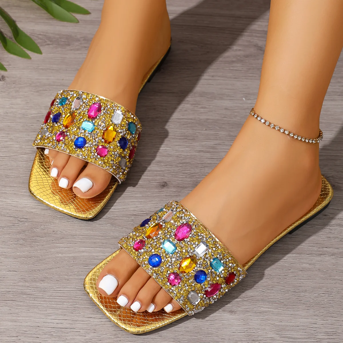 Markendesigner Bunte Diamant-Slipper für Damen Sommer Gold Glänzende Kristall-Slipper mit Quadratischer Spitze Weiche Sohle Slip-On Sandalen