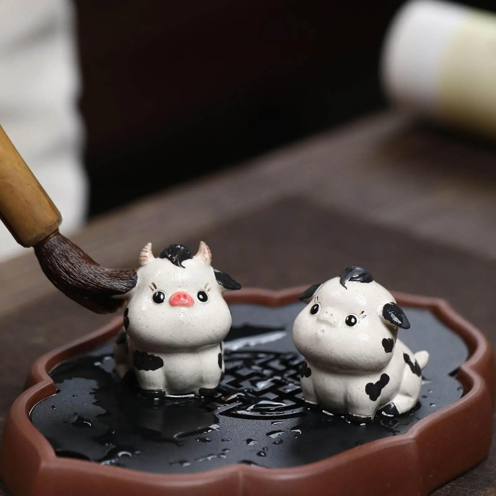 

Cow Mini Statue Tea Pet Decoration Versatile Collection Creative Small Sculpture for Cabinet Desk Teahouse Bookshelf Centerpiece