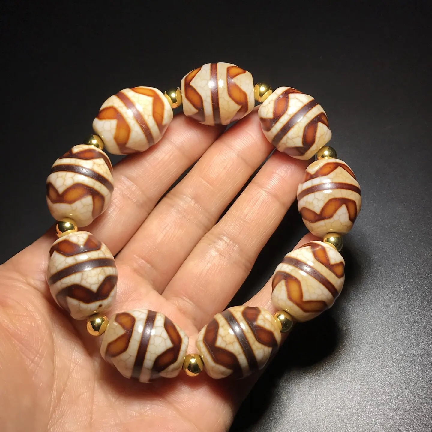 Antique hot-selling fire supply dragon pattern old agate double tiger tooth daluo dzi bead bracelet size: 18 * 21mm * 9 pieces