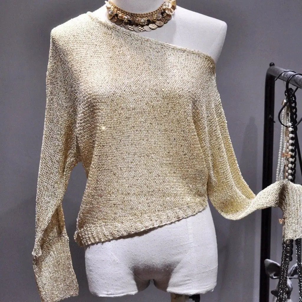 

Han Eun Sequined Long-Sleeved Knitted T-shirt Sexy Shoulder-Exposed Design Brilliant Silk Gold Line Pullover Top for Women