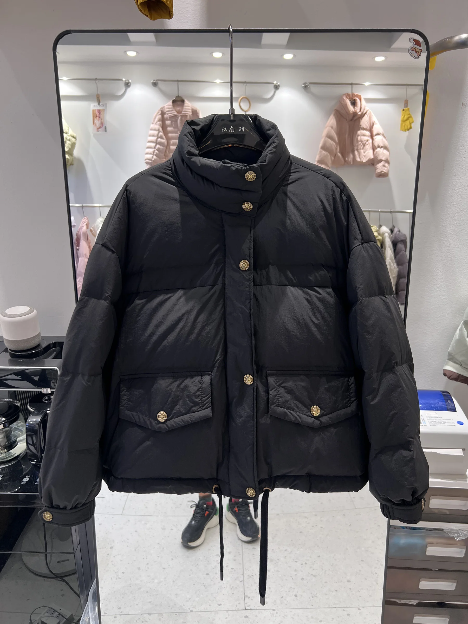 เสื้อแจ็คเก็ตพัฟเฟอร์ผู้หญิง รุ่นใหม่ ปี 2025 สไตล์เกาหลี คอตั้ง กระดุมทองเล็ก สีขาว บุขนเป็ด อุ่น ทันสมัย