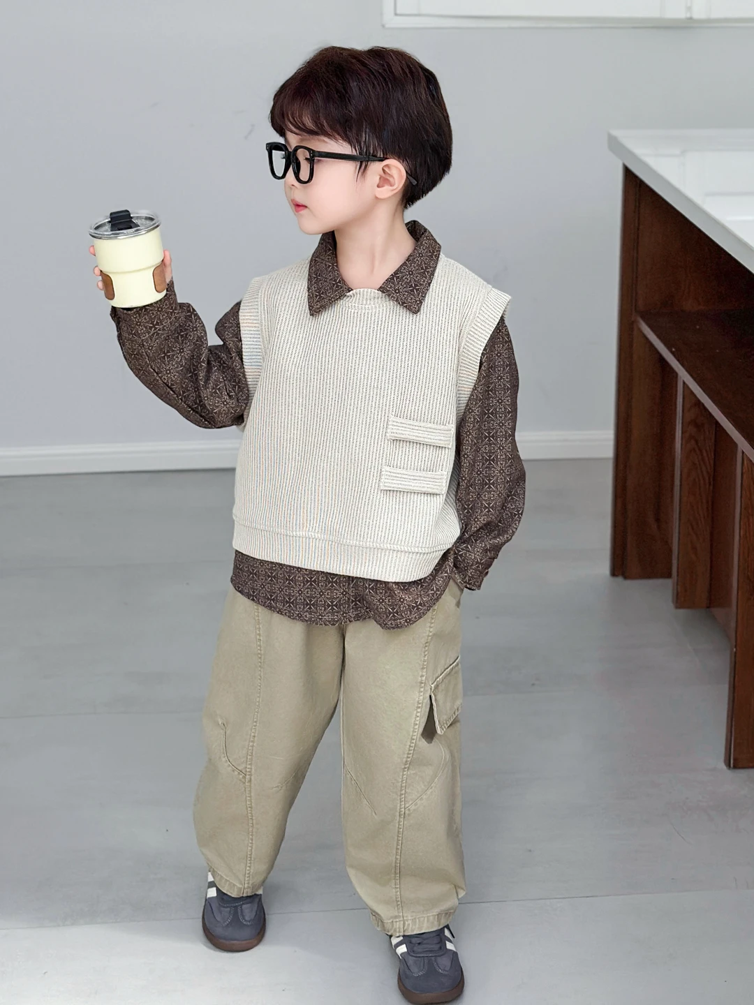 

Комплект из трикотажного жилета и футболки для мальчиков: стильный повседневный осенний наряд для подростков, модный уличный образ