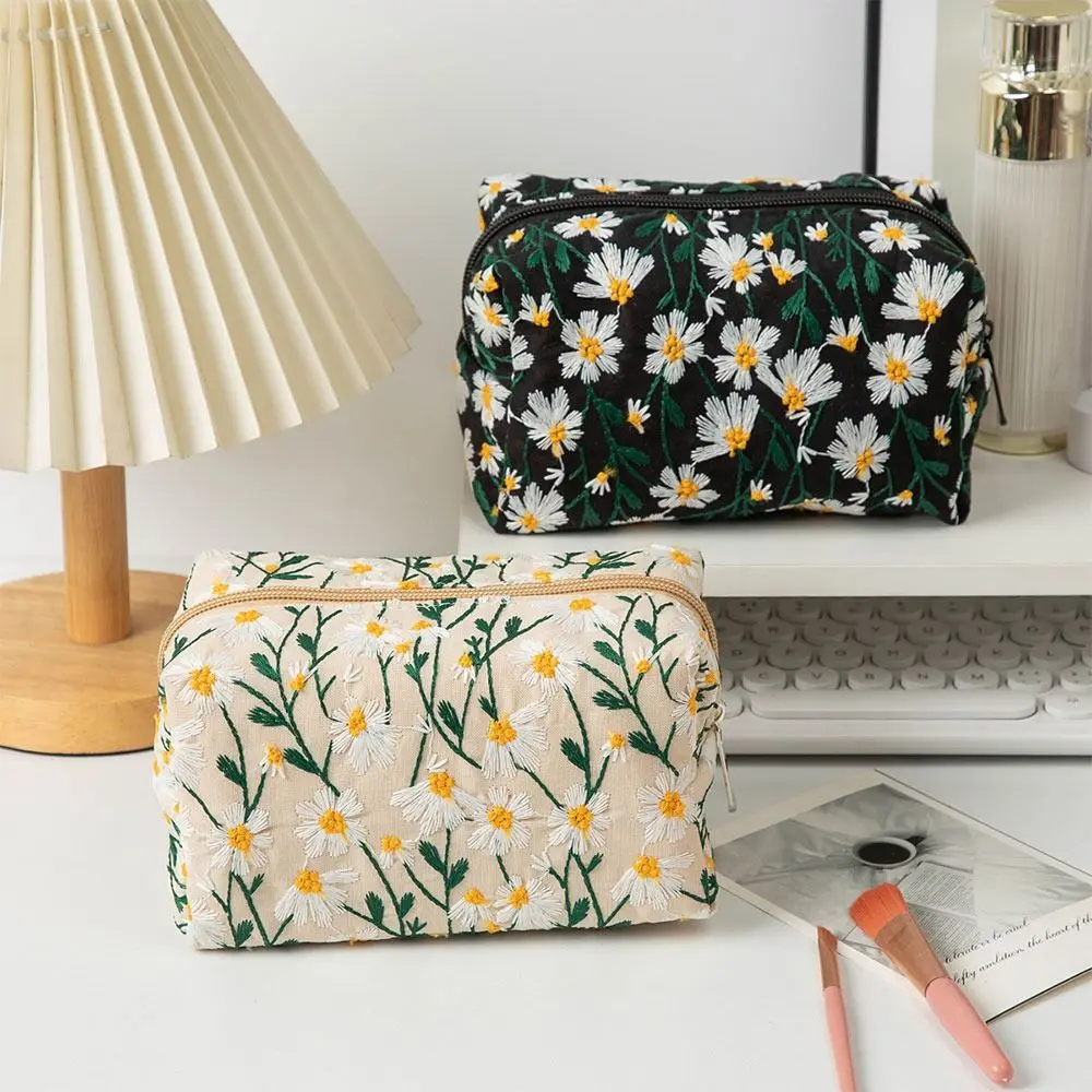 Daisy Embroidered Women's Clutch Bag Mini Coquette Sanitary Napkin Organizer Bag Floral Keychain Earphone Coin Purse