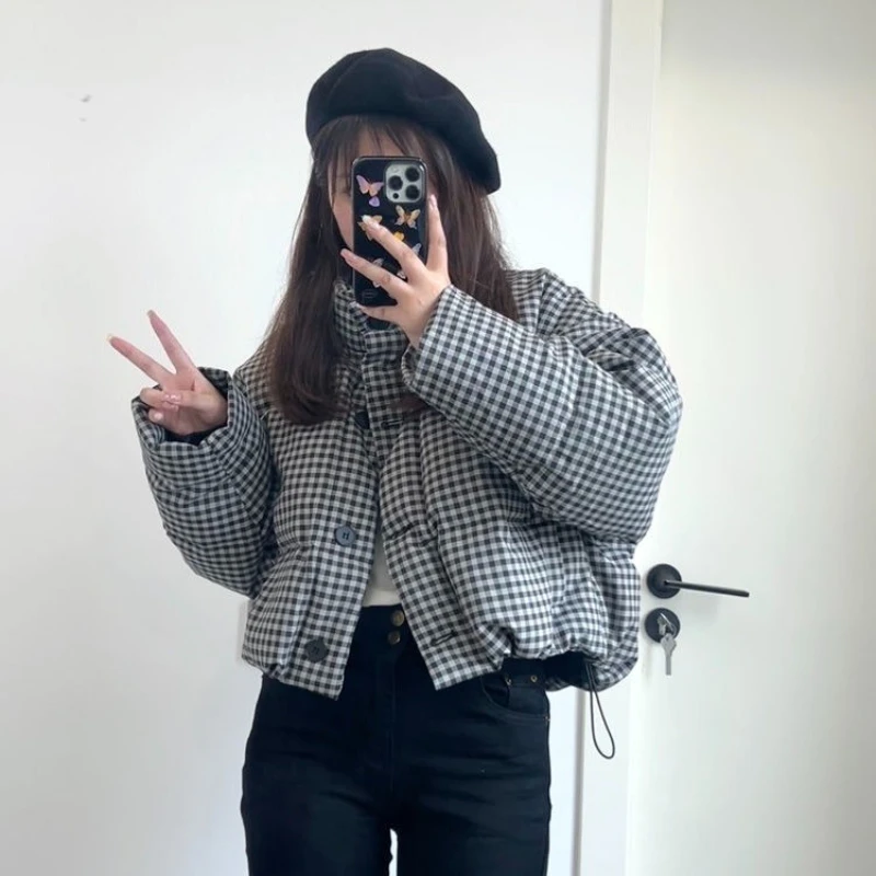 سترة نسائية شتوية جديدة لعام 2025 سترة قصيرة على الطراز الكوري تصميم صغير طازج معطف خبز مبطن سميك للطلاب