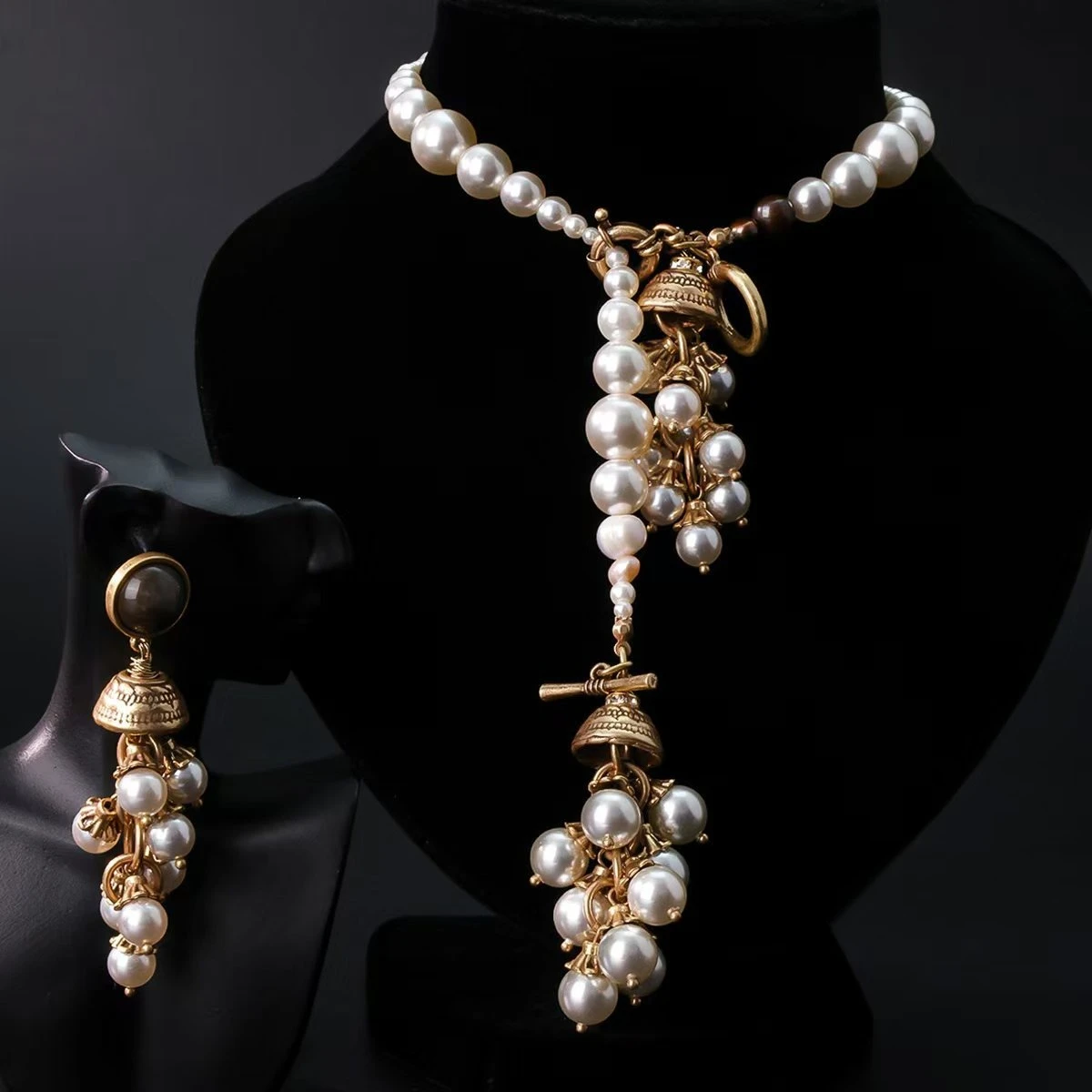 

Baroque Imitation Pearl Jewelry Set Luxury Vintage Drop Necklace Earrings with Grape Cluster Design for Wedding Gala Banquet