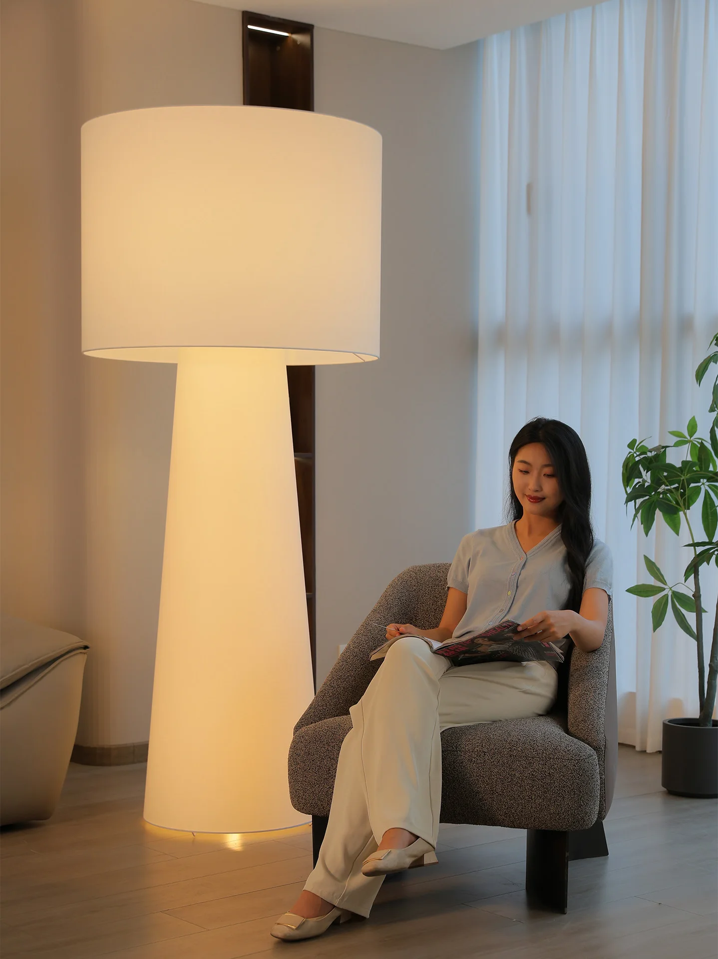 Floor lamp, next to the sofa in the living room, high-end new art fabric atmosphere lamps