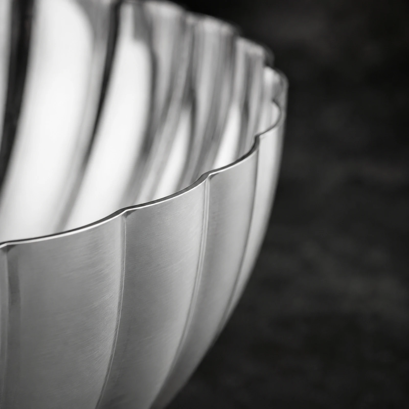 304 Stainless Steel Serving Bowl Food-Grade Fluted Stainless Steel Bowl Dishwasher Safe Easy to Clean for Dining Room