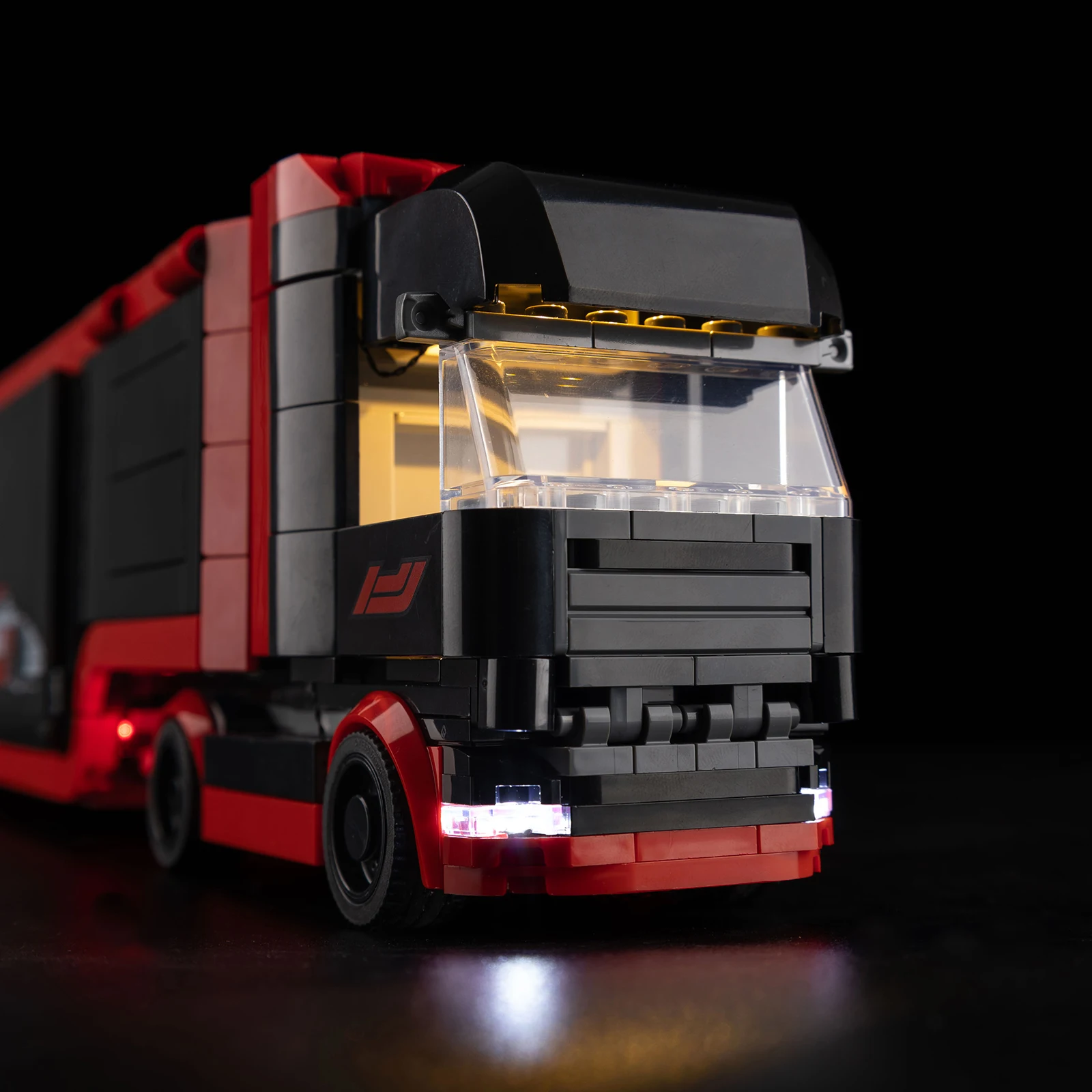 Kit de luces LED para F1 ®   Camión con RB20 y AMR24 F1 ®   El juego de juguetes modelo Cars 60445 no incluye bloques de construcción