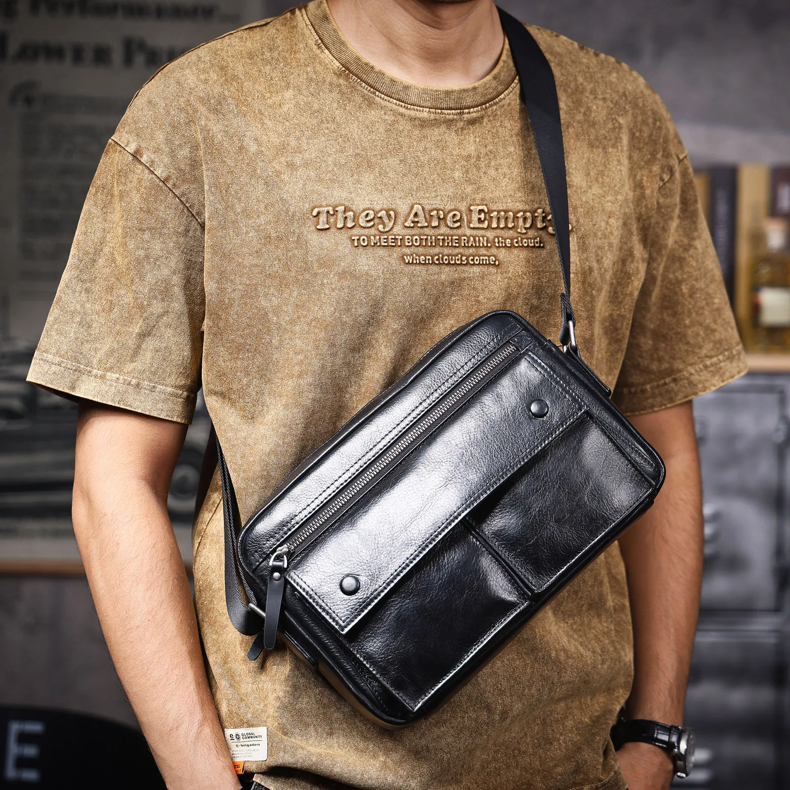 Echte Leder-Brusttasche für Herren, Casual-Umhängetasche aus Rindsleder, Modische Handyhülle, Pflanzlich gegerbtes, gerafftes Leder – Detail 5