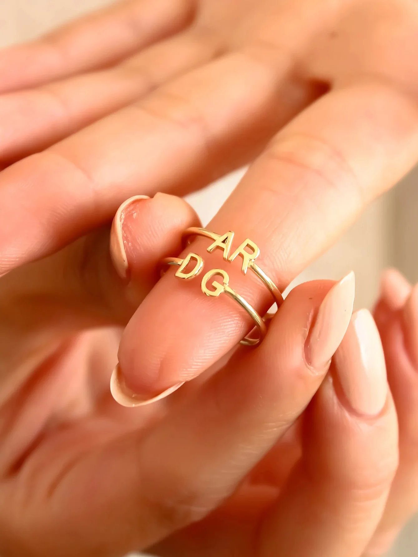 Personalisierte Doppel-Initialenringe für Damen, 18K vergoldeter Edelstahl, personalisierter Buchstabenring, Hochzeitsschmuck, Geschenk für sie – Detail 7