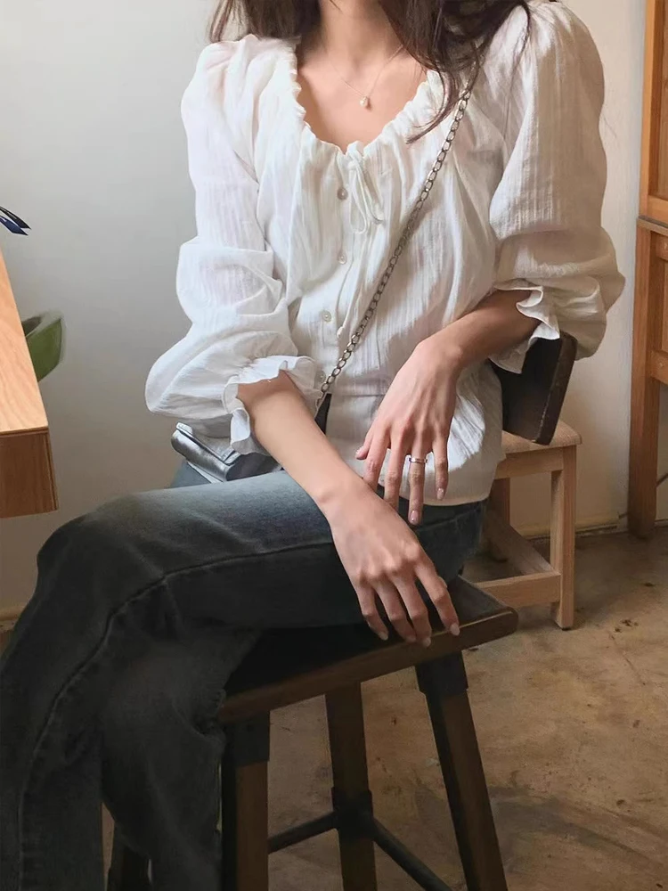 シックな白半袖レディースシャツ春 2024 折りたたみランタンスリーブスリムフィットトップ韓国スタイル通勤ファッション