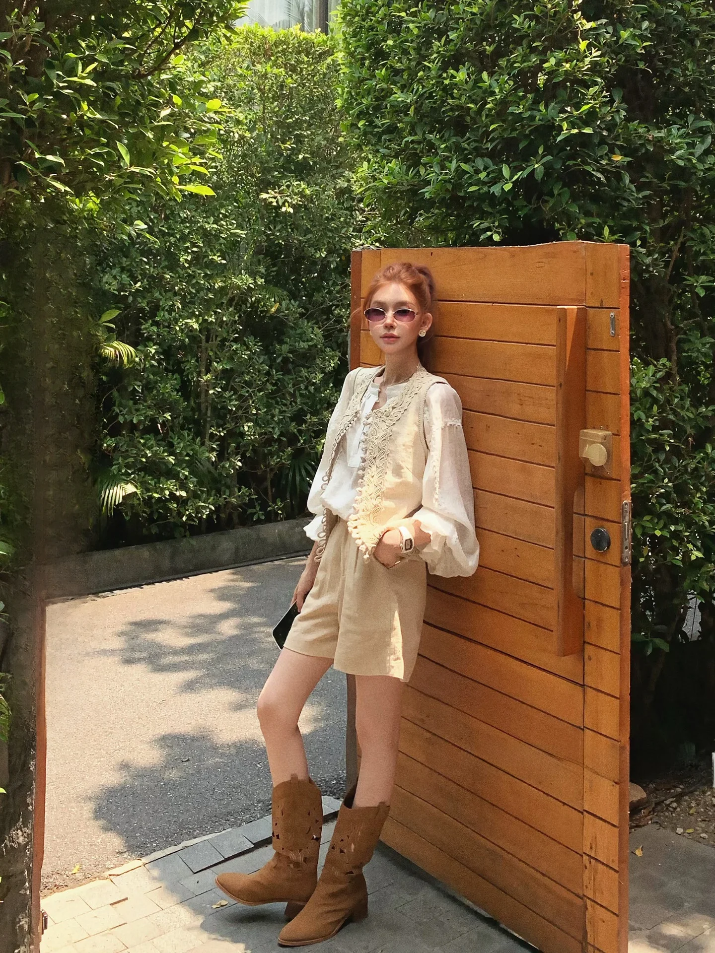 

Комплект в китайском стиле Lililiwj: вышитый повседневный топ без рукавов с V-образным вырезом и цветочным узором, а также брюки с высокой талией и широкими штанинами для женщин