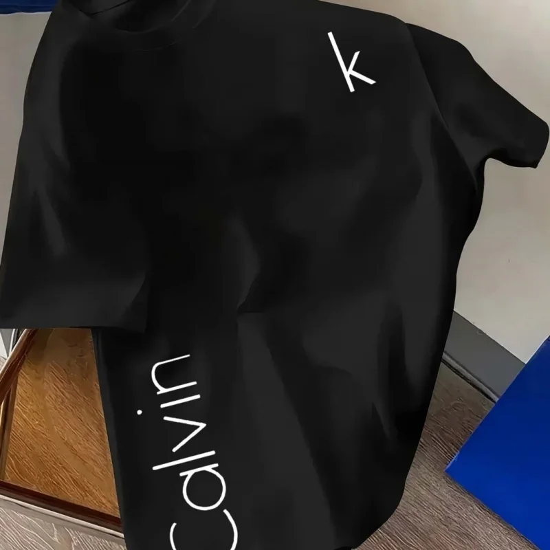 Camiseta Negra Estilo Calvin Klein para Hombre, Logotipo 'K' Minimalista con Estampado Vertical, Algodón Premium, Cuello Redondo, Informal, para Streetwear