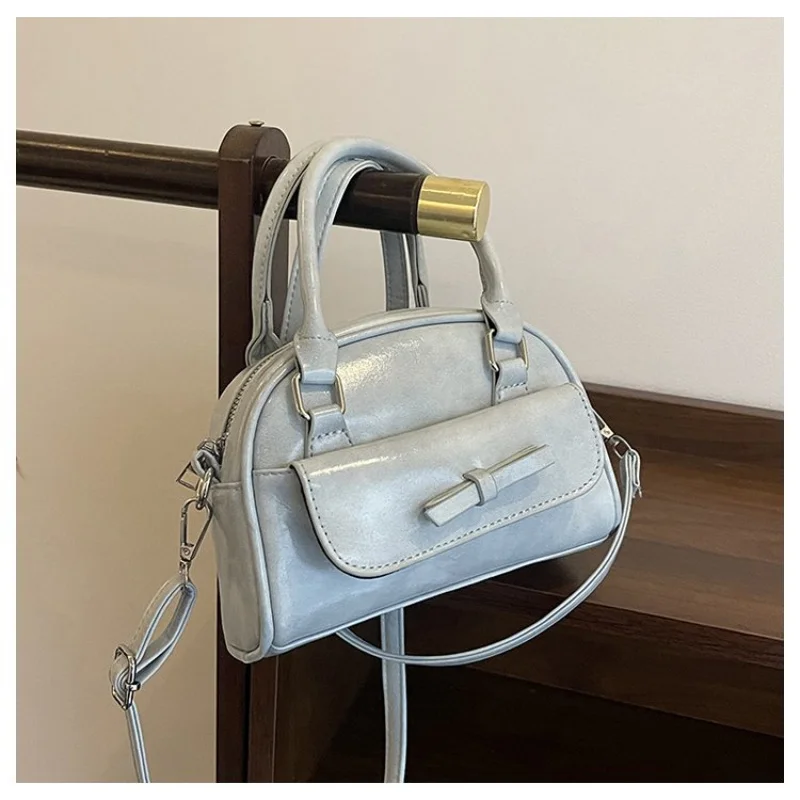 กระเป๋าถือหนังเจาะรูมีสไตล์สำหรับผู้หญิง ดีไซน์เนอร์ออกแบบ ระบายอากาศได้ดี เหมาะสำหรับฤดูร้อน ดีไซน์ทันสมัยพร้อมรายละเอียดแบบคัตเอาท์