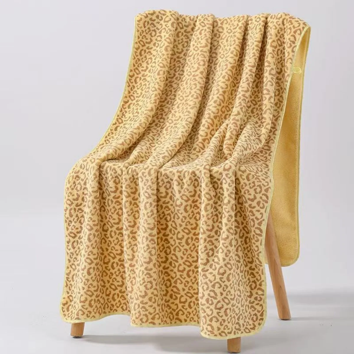 1PC 140x70cm Leopard Printed Bath Towel Oversized Coral Fleece Shower Towel Coffee Pink Blue Fashion Design Gift for Friend Fami