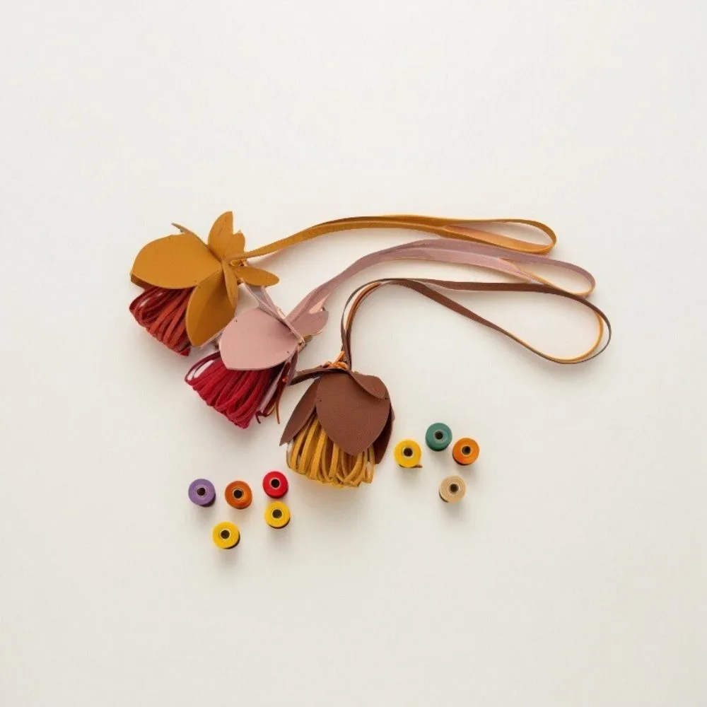 متعدد الألوان شماعات زهرة بولي Leather قلادة جلدية اليدوية الكرتون الجلود المفاتيح موضة سيارة كيرينغ حقيبة قلادة الرجال #3