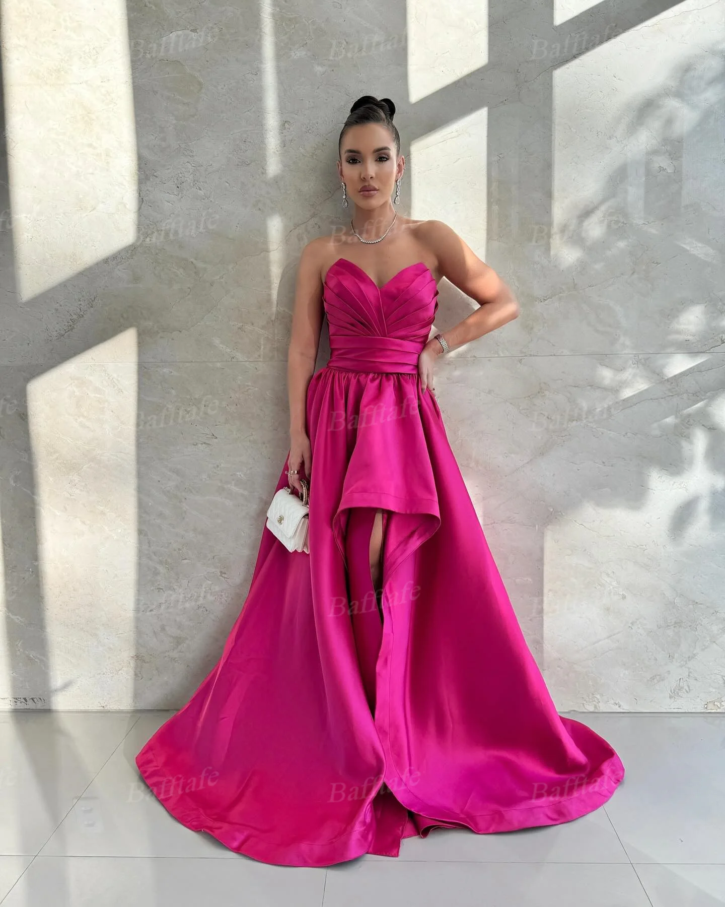 Bafftafe fuksja satynowe suknie balowe dostosowane plisowane rozcięcie nogawki pociąg typu Sweep kobiety formalne suknie wieczorowe na specjalne okazje