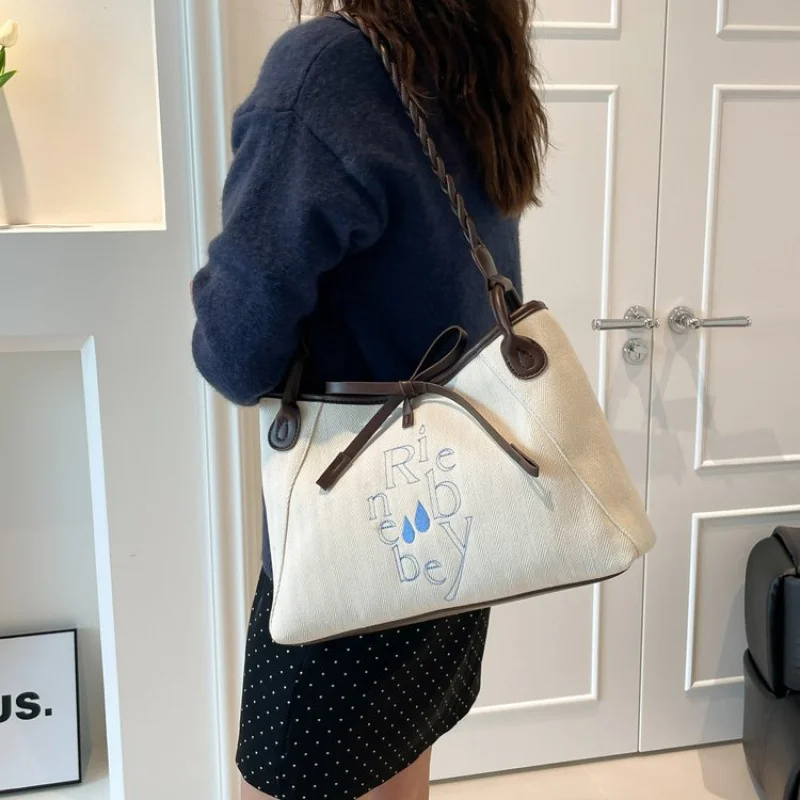 

Simple Minimalist Vintage Tote Handbag With Trendy Design For Women's Shopper And Leisure Needs