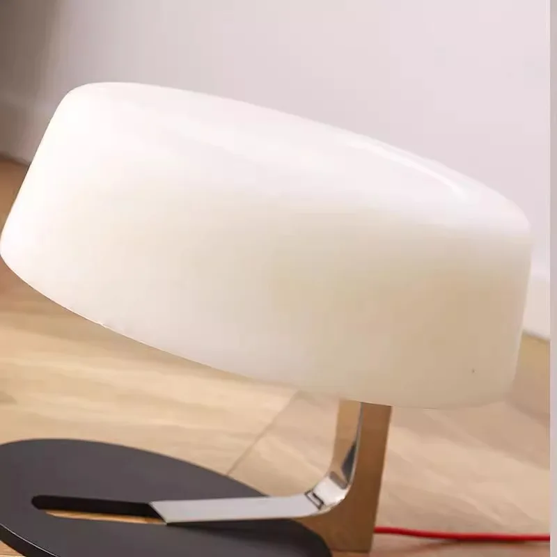 Lampu meja kaca dekoratif bergaya postmodern minimalis klasik untuk restoran, kamar tidur, clubhouse, dan hotel.