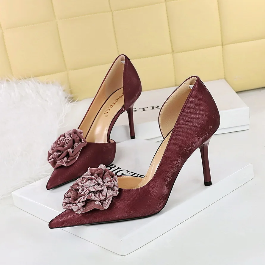 Chinese Style Women's Banquet High Slim Heels Shallow Mouth Pointed Toe Side Hollowed Out Flower Patterned Single women pumps