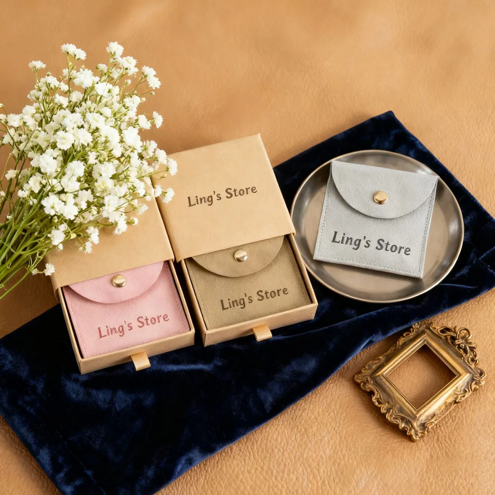 

Custom Logo 9x9x2.5cm Kraft Drawer Jewelry Box With 8x8cm Microfiber Snap Bag Suede Flannel Cotton Button Envelope Travel Pouch