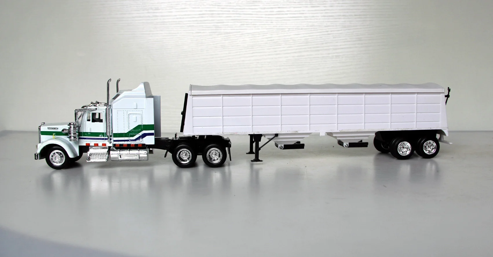 New Special Offer 1/43 Classic US Container Truck Desktop Static Display Collection Model