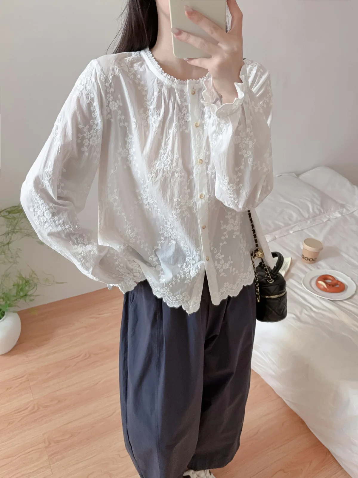 جديد 2025 الخريف قميص قطني بكم طويل ، المرأة تكدرت الدانتيل والتطريز ، موري فتاة الأدب الفرنسي شيك بلوزة فضفاضة T58056CC